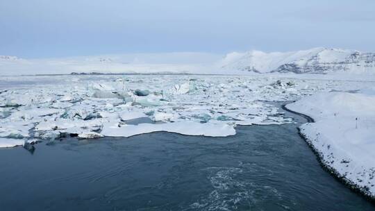 在冰岛飞越一条满是大冰的河流