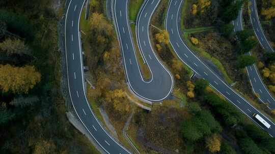 Maloja Pass山脉中的折返路