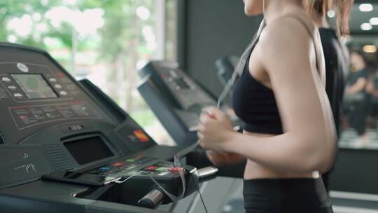 美女在健身房跑步健身视频素材模板下载