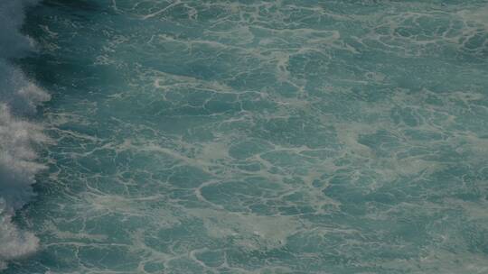 巴厘岛海岸海浪的高角度拍摄
