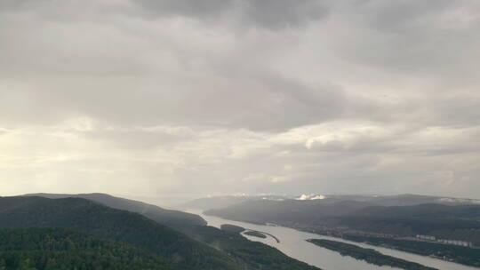 高山峡谷的恶劣天气