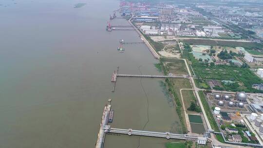 长江南通段二岸发展江面船舶视频素材模板下载