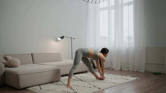 家庭健身和瑜伽练习竞技女性训练和拉伸在家视频素材模板下载