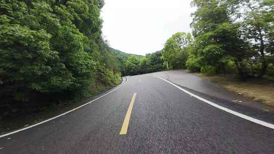 穿越机公路飞行第一视角山路行驶森林驾驶