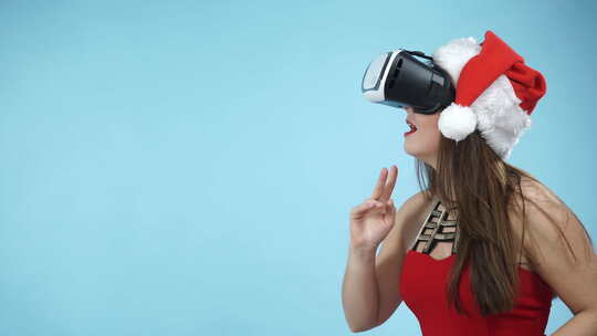 女孩在虚拟现实眼镜中观看3d电影之旅。
