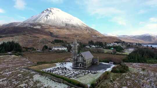 爱尔兰多尼戈尔郡靠近埃里加尔山的圣心邓勒威教堂