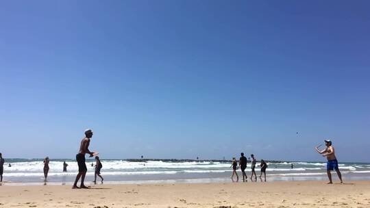 在沙滩上打球的男子视频素材模板下载