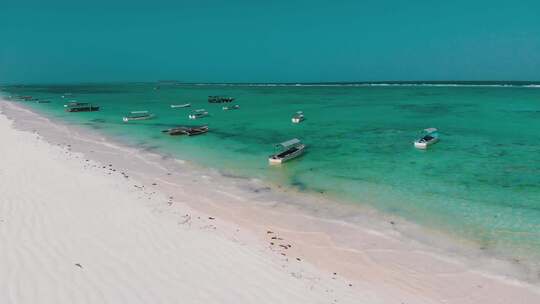 船只停泊在浅海海岸