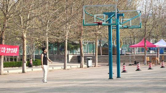 校园篮球场男生打篮球青春活力