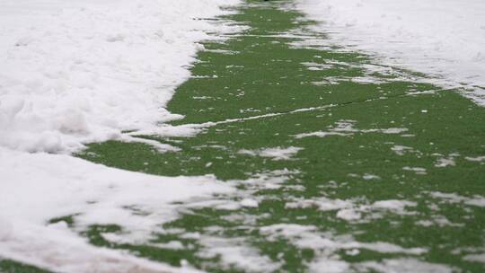 草地雪地脚步特写镜头