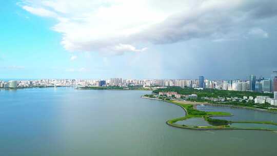 海南海口雨过天晴，航拍城市上空双彩虹