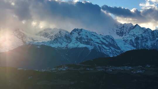 航拍雪山日照金山