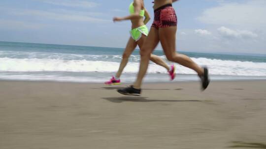 在海边慢跑的女人视频素材模板下载