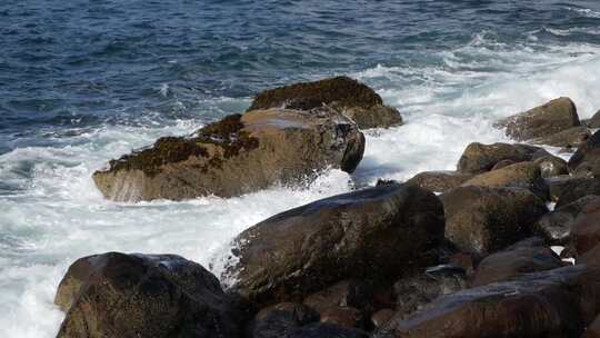 海浪撞击岩石的视频