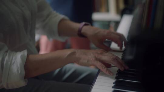 音乐家弹钢琴的特写镜头视频素材模板下载