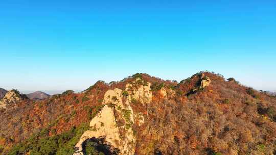 航拍秋天的千山山峰石崖