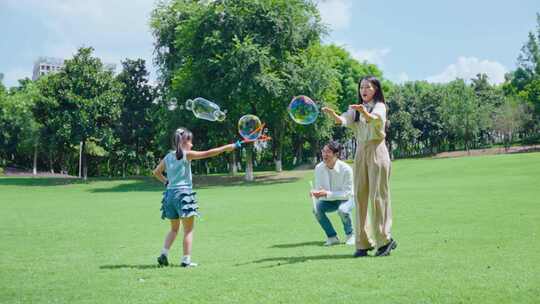 一家人五口在公园幸福欢乐的玩耍
