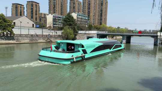 杭州运河里的游船
