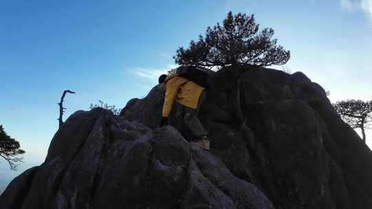 户外登山者攀爬岩石