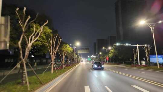 城市夜晚夜景开车第一视角汽车窗外沿途风景