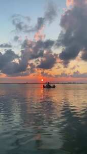 Lancha sobre el mar