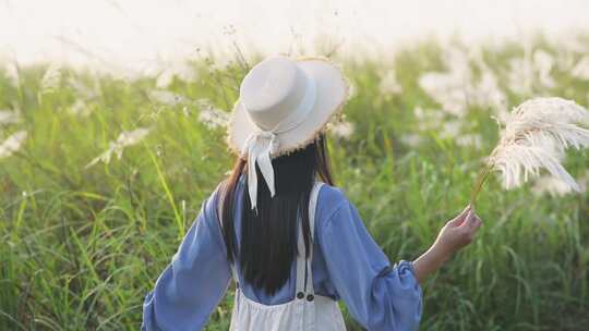 芦苇丛中的少女