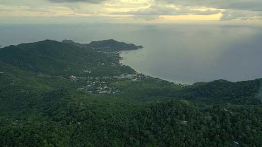 Hideen涛岛泰国村在绿色丛林山脉，鸟