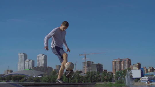 男孩在街头玩足球