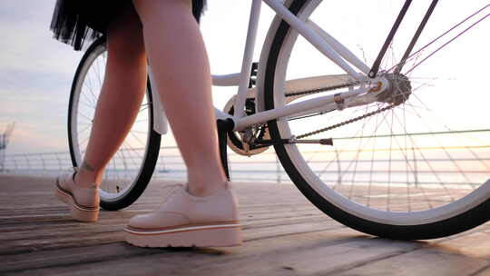 推着自行车漫步在海边的女孩视频素材模板下载
