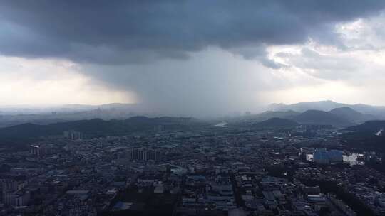 广东东莞：降雨景象