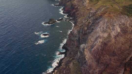 西毛伊岛北岸悬崖海岸线全景大角度天线