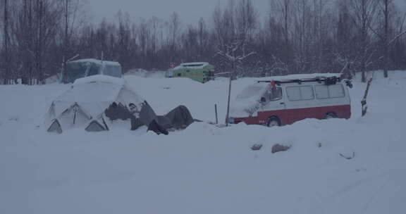 冬季雪地里的帐篷