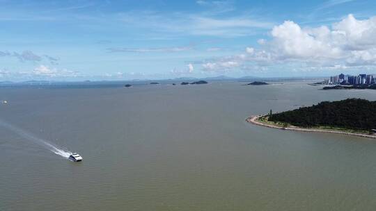 高空固定城市邮轮蓝天白云大桥