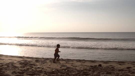 沙滩玩耍的小孩视频素材模板下载