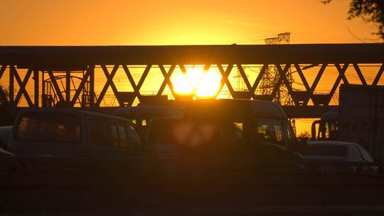 城市夕阳车流行人剪影