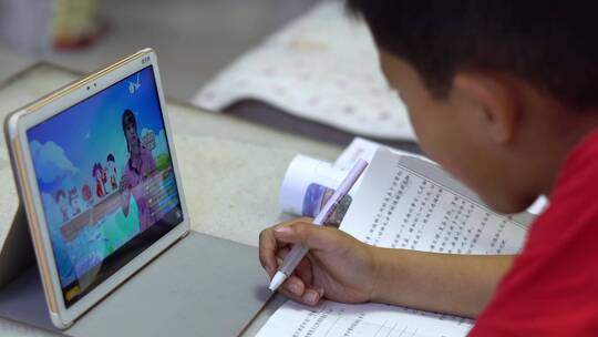 疫情封锁期间小学生在家上网课视频素材模板下载