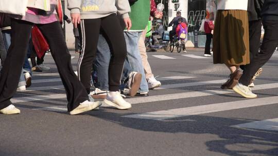 城市路口行人脚步慢动作视频素材模板下载