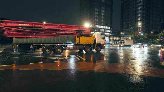 上海梅雨季城市暴雨街头夜景