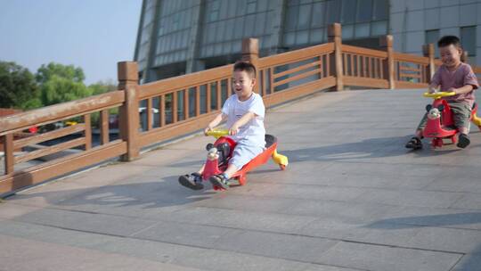 小朋友广场上玩滑板车