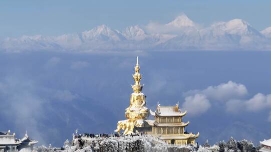 冬季雪景四川峨眉山金顶和贡嘎山同框