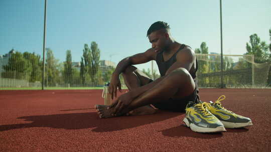 非洲裔美国男子感到疼痛腿痛受伤的脚后锻炼