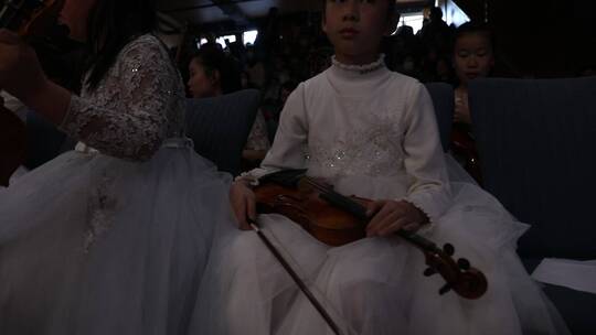 少年儿童拉小提琴音乐会