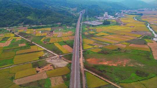 田野间的高铁线路航拍风光