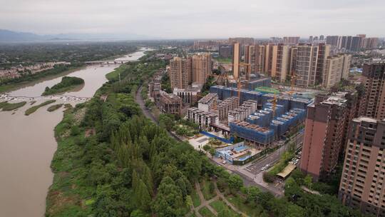 城市绿化河流楼建筑工地楼房街道横移