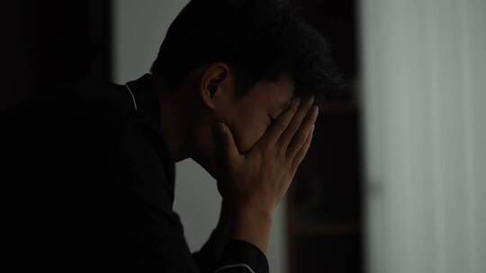 男子卧室焦虑失业剪影