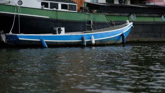 荷兰阿姆斯特丹运河和船只超慢动作视频素材模板下载