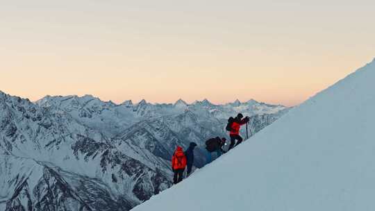 登山攀登雪山航拍