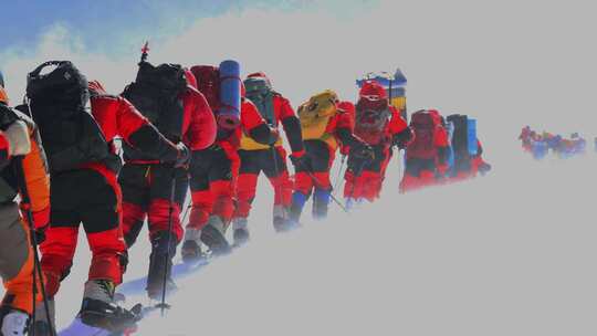 风雪中攀登冰川之父慕士塔格峰雪山的登山队