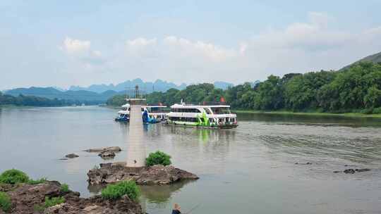 广西桂林黄牛峡漓江旅游船