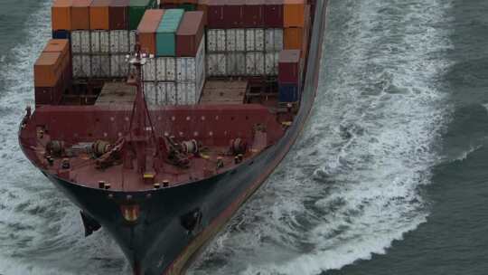 航拍特写海上超大型集装箱船航行乘风破浪
